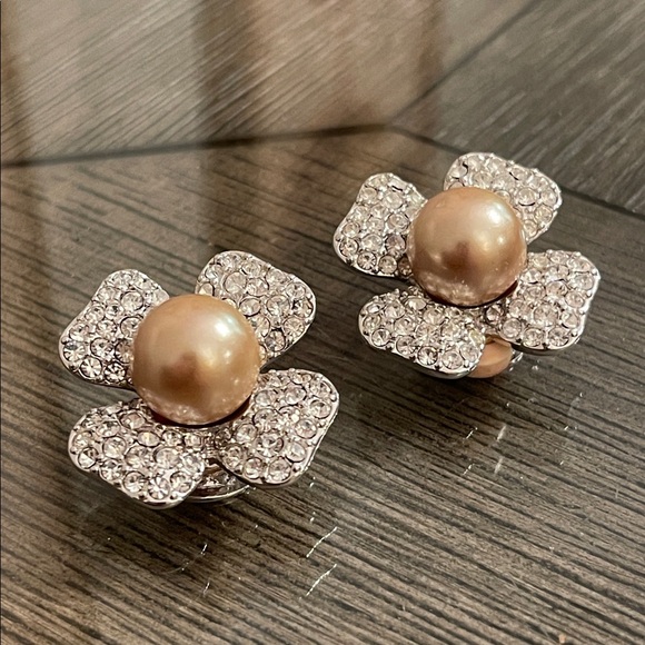 Vintage KJL Kenneth J Lane Rhinestone Pearl Flower Clip Earrings Dogwood Flower - Picture 16 of 17